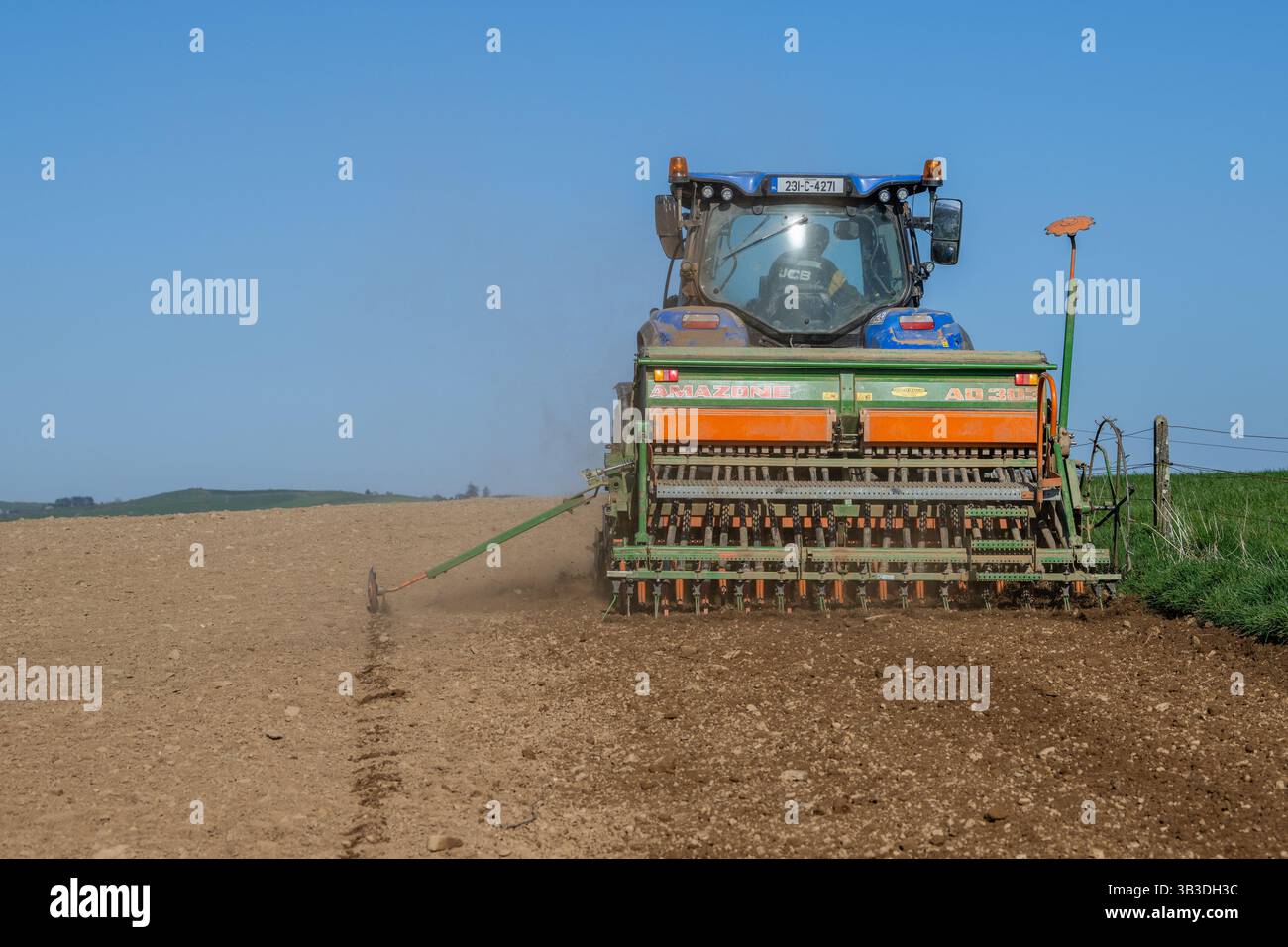 Un éleveur de bovins sème de l'orge de printemps, variété 'Georgina' à Ballinascarthy, West Cork, Irlande. Banque D'Images