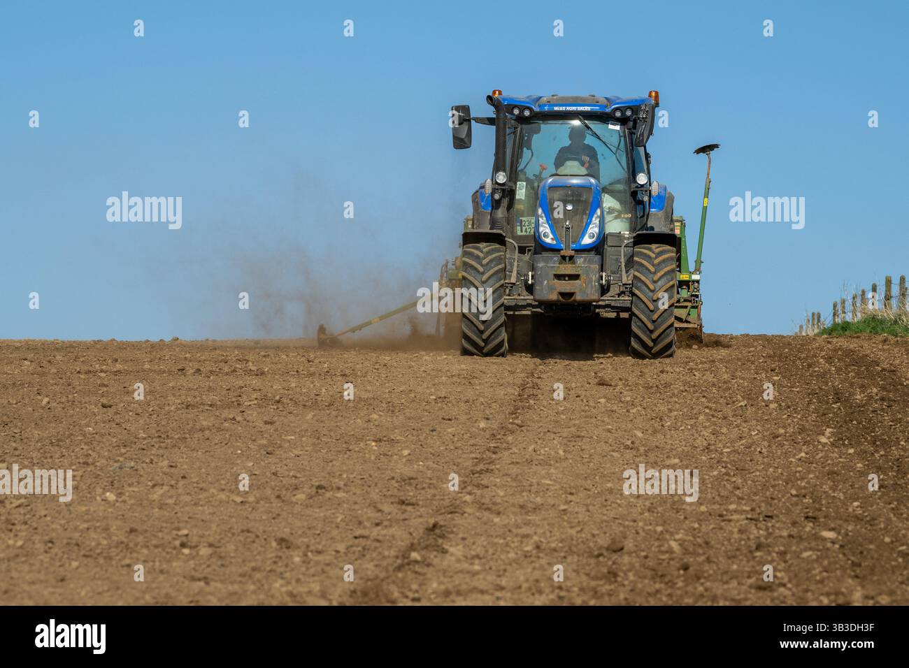 Un éleveur de bovins sème de l'orge de printemps, variété 'Georgina' à Ballinascarthy, West Cork, Irlande. Banque D'Images
