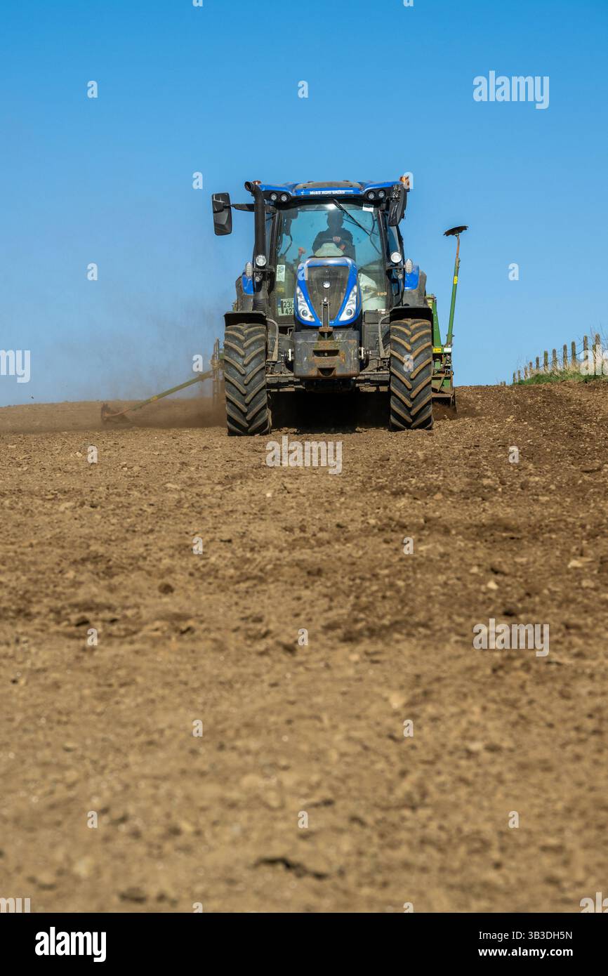 Un éleveur de bovins sème de l'orge de printemps, variété 'Georgina' à Ballinascarthy, West Cork, Irlande. Banque D'Images