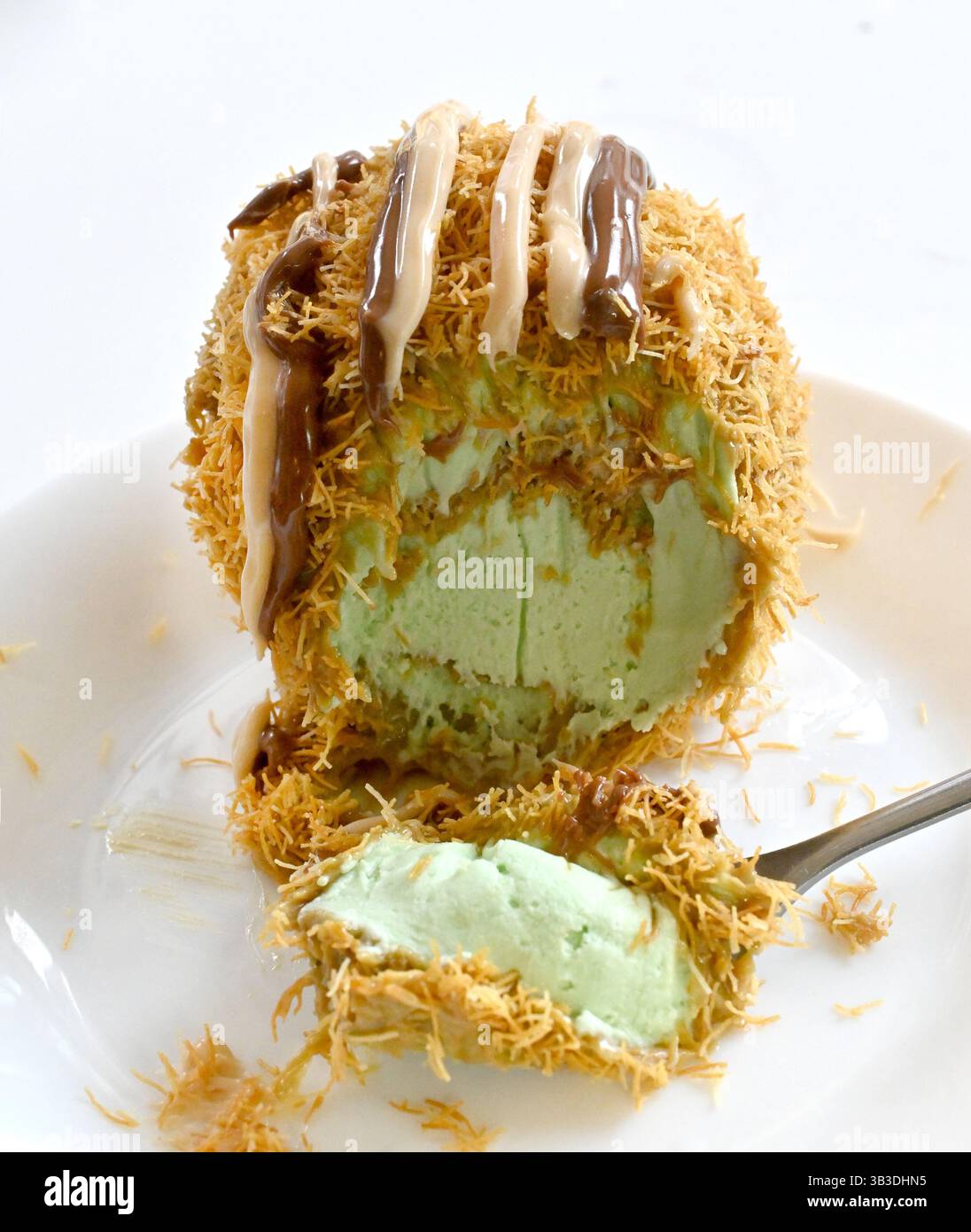boule de crème glacée recouverte de kadayif et chocolat Banque D'Images