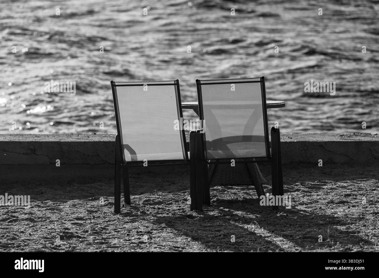 Chaises d'été sur le sable. Pause au bord du lac. Banque D'Images