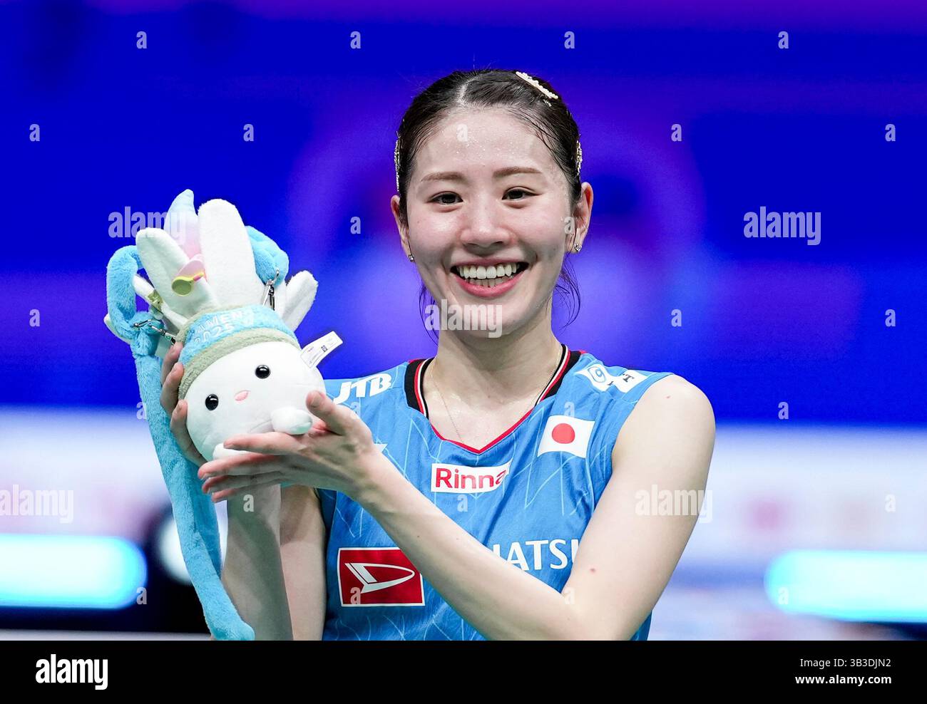 Xiamen, province chinoise du Fujian. 29 avril 2025. Shida Chiharu, japonaise, montre son cadeau d'anniversaire après le match de double féminin du groupe C entre le Japon et la France à la BWF Sudirman Cup à Xiamen, province du Fujian, dans le sud-est de la Chine, le 29 avril 2025. Crédit : Sun Fei/Xinhua/Alamy Live News Banque D'Images