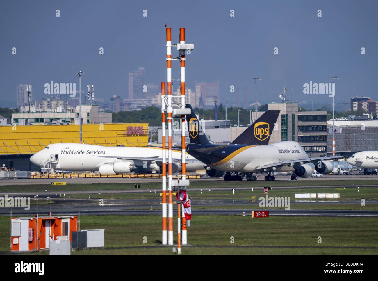Avion cargo, UPS, Boeing 747-8F, sur le chemin du décollage, Air Cargo Centre, Aéroport de Cologne-Bonn, CGN, Rhénanie du Nord-Westphalie, Allemagne, Europe Banque D'Images