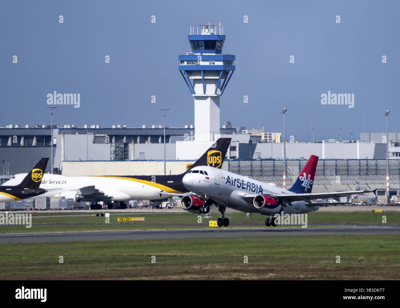 Air Serbia Airbus au décollage à l'aéroport de Cologne-Bonn, CGN, Rhénanie du Nord-Westphalie, Allemagne Tour de contrôle aérien Banque D'Images