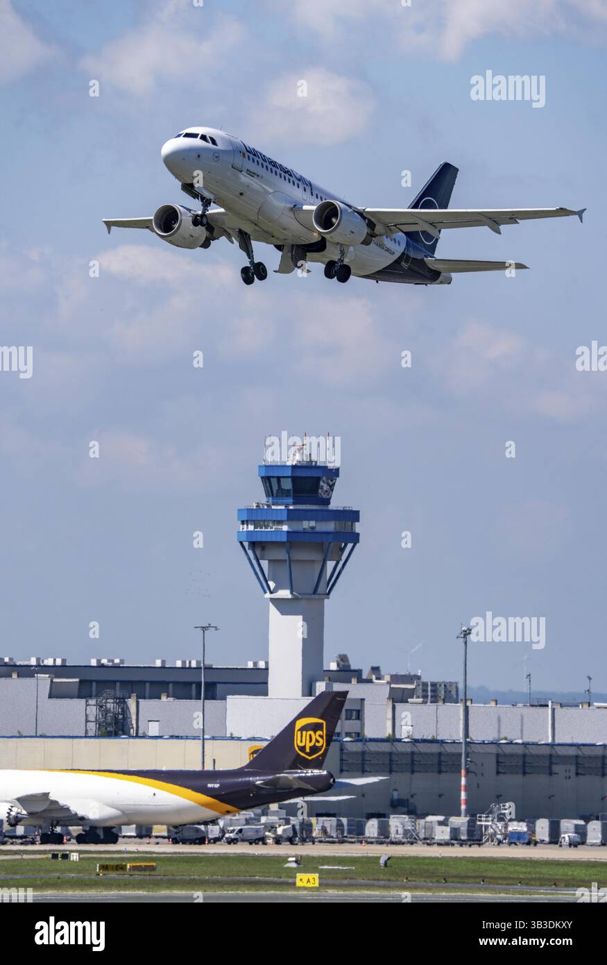Lufthansa City Airbus A319-100 décollage à l'aéroport de Cologne-Bonn, CGN, Rhénanie du Nord-Westphalie, Allemagne Tour de contrôle aérien Banque D'Images