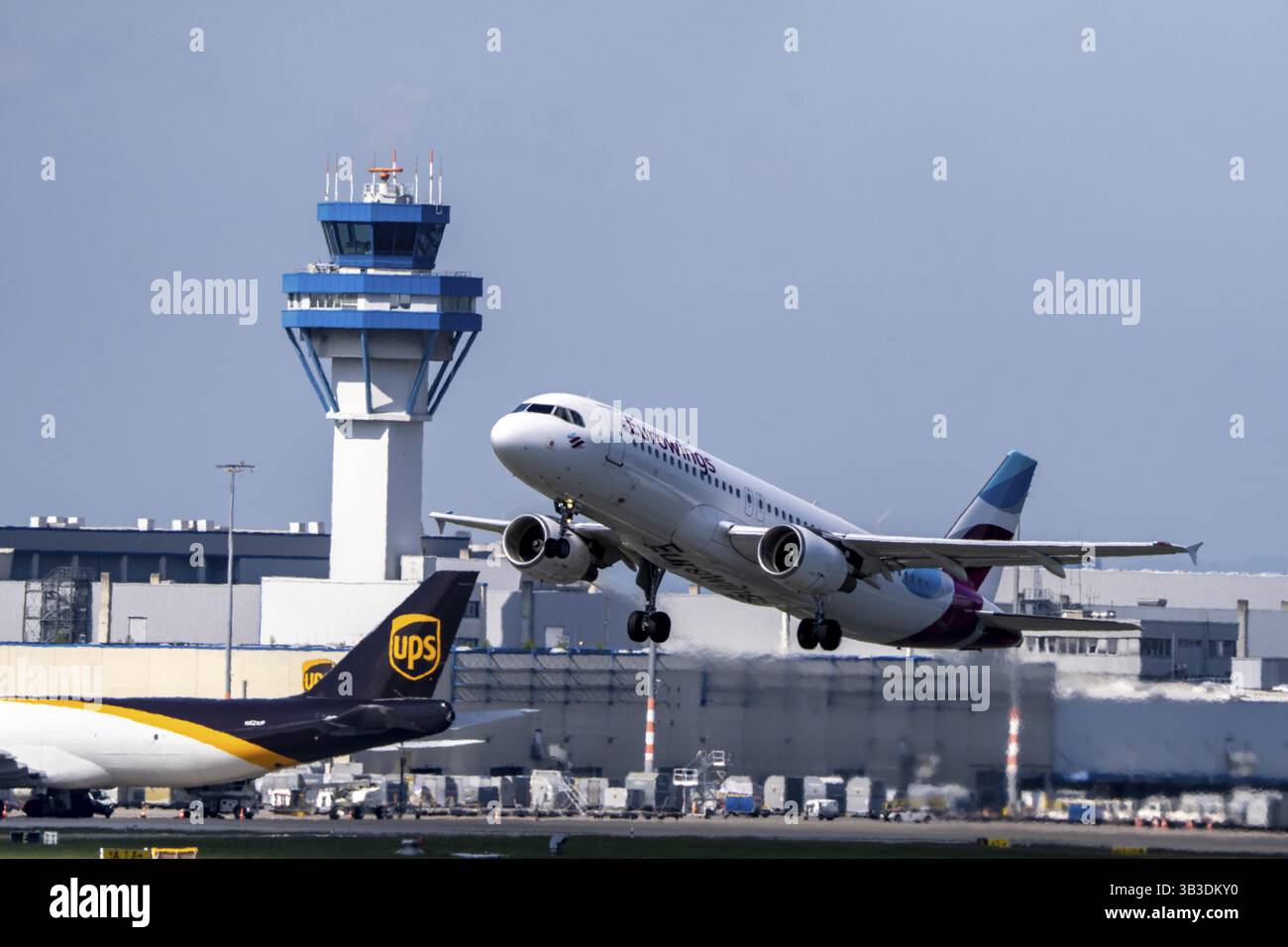 Eurowings Airbus décollage à l'aéroport de Cologne-Bonn, CGN, Rhénanie du Nord-Westphalie, Allemagne Tour de contrôle aérien Banque D'Images