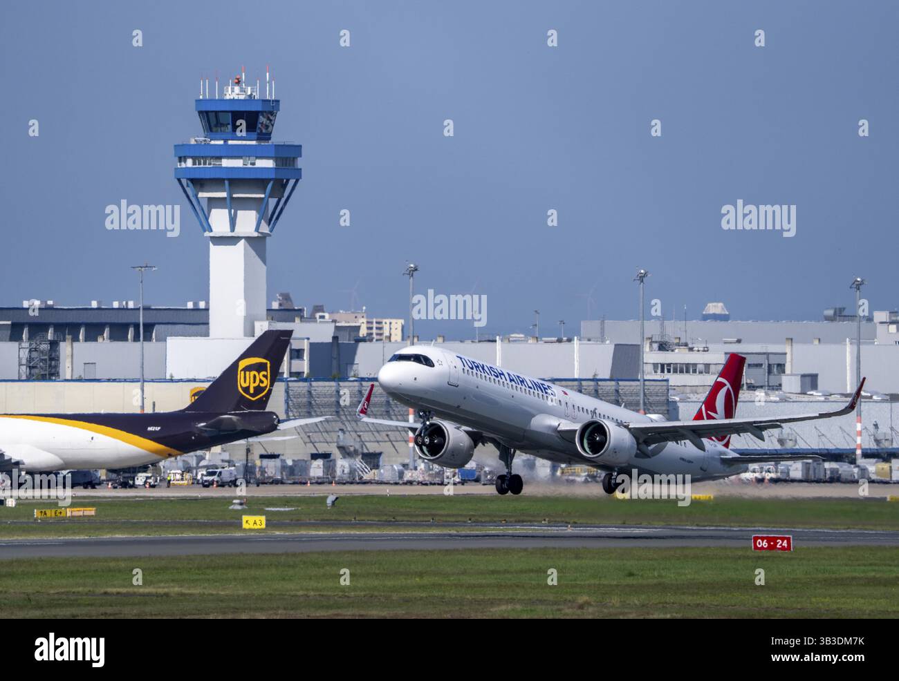 Turkish Airlines Airbus A321neo, au décollage à l'aéroport de Cologne-Bonn, CGN, Rhénanie du Nord-Westphalie, Allemagne Tour de contrôle aérien Banque D'Images