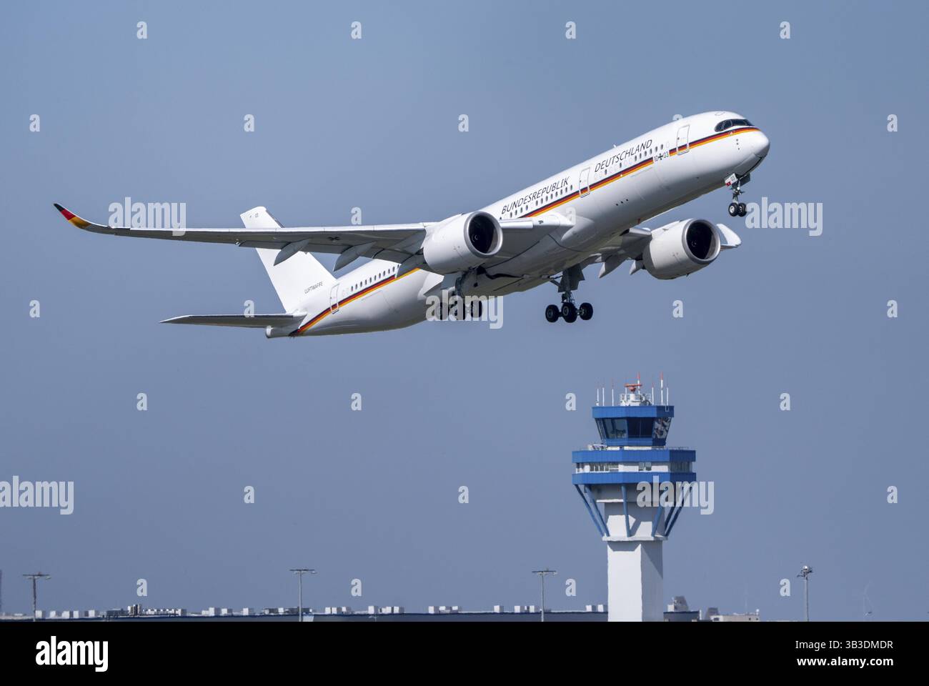 Aéroport de Cologne-Bonn, CGN, Airbus A350-900 de l'armée de l'air allemande, 10+03, avion du gouvernement, armée de l'air du ministère fédéral de la défense, au décollage, n° Banque D'Images