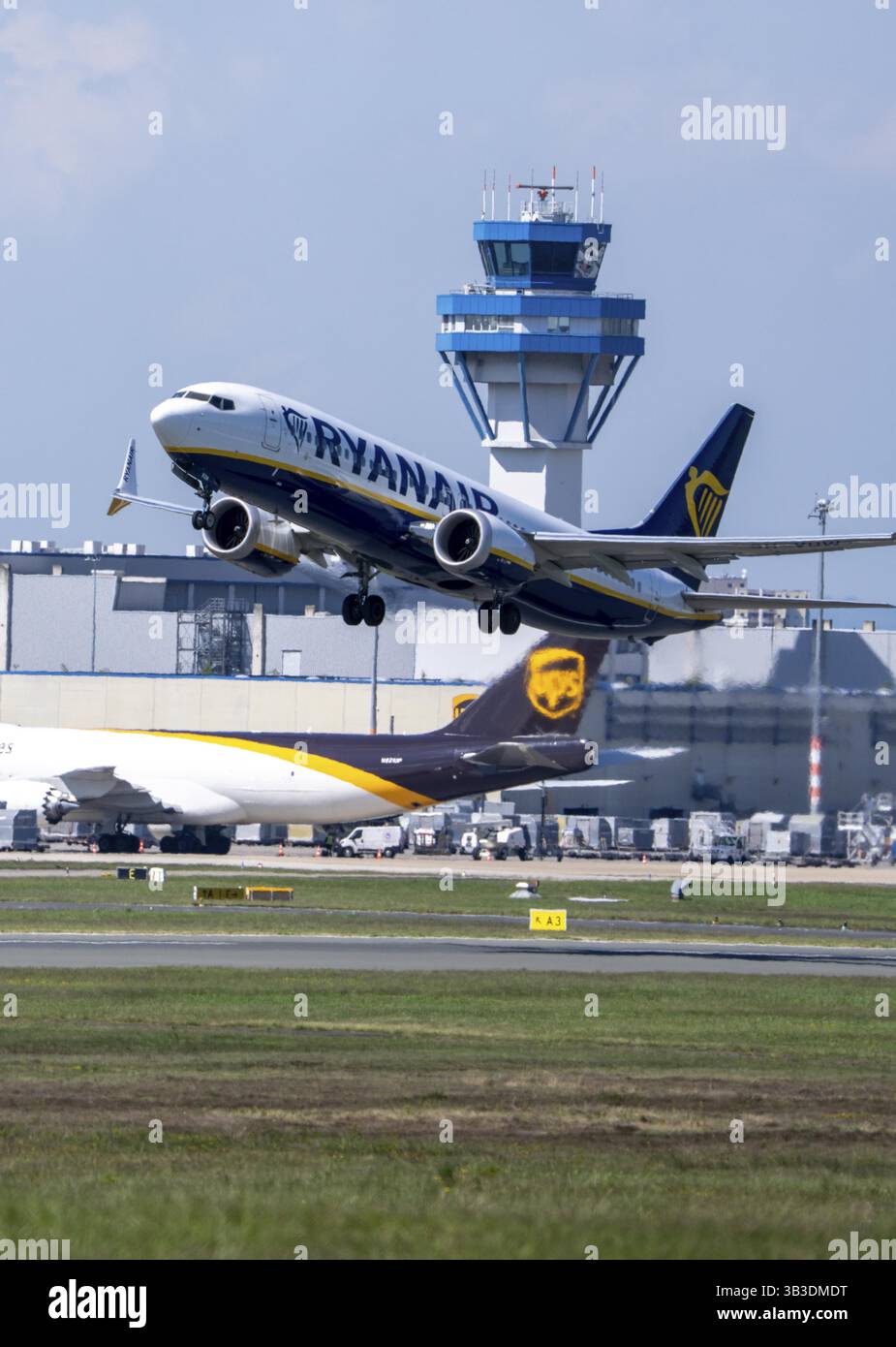 Ryanair Boeing 737 décollant à l'aéroport de Cologne-Bonn, CGN, Rhénanie du Nord-Westphalie, Allemagne Tour de contrôle aérien Banque D'Images