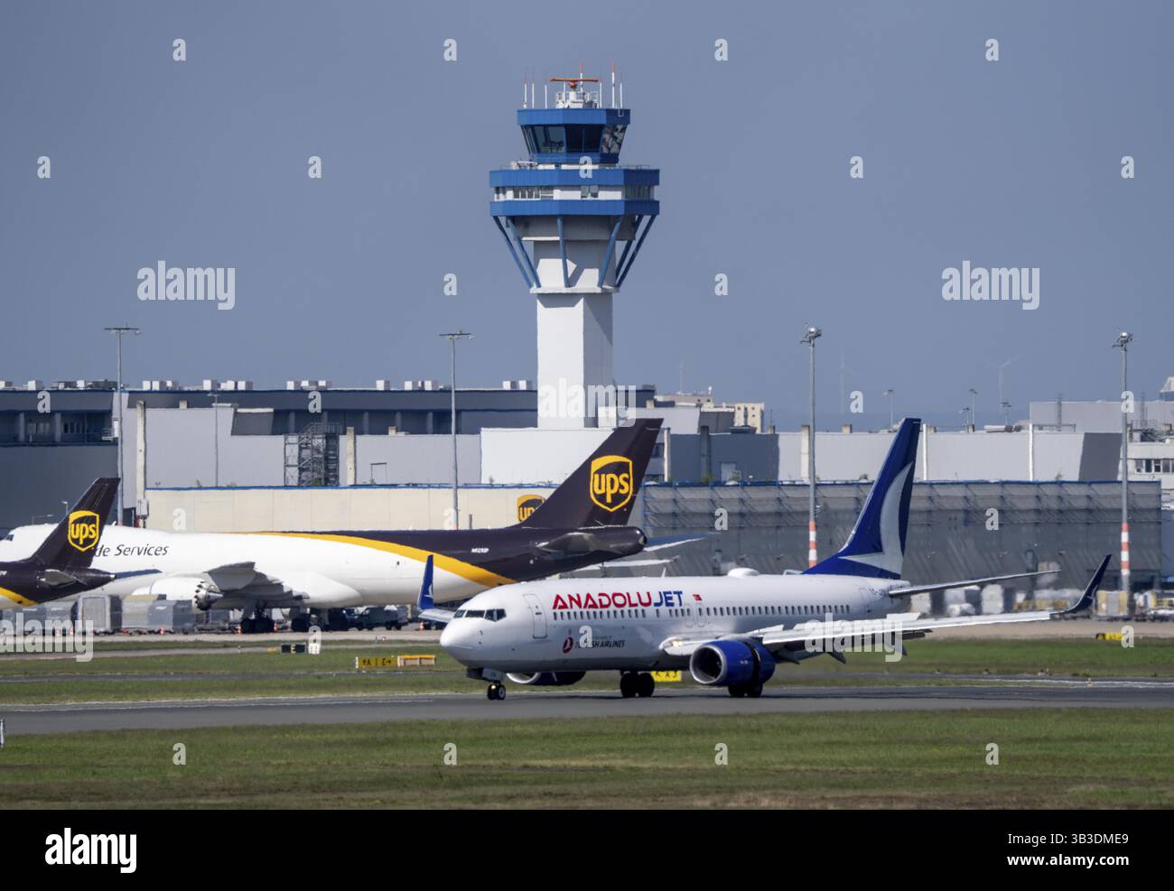 Anadolujet Boeing 737 après avoir atterri à l'aéroport de Cologne-Bonn, CGN, Rhénanie du Nord-Westphalie, Allemagne Tour de contrôle du trafic aérien Banque D'Images
