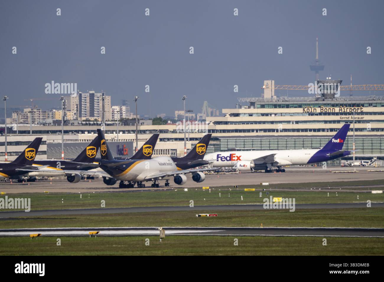 Avion cargo, UPS, Boeing 747-8F, en route pour le décollage, centre de fret aérien, aéroport de Cologne-Bonn, CGN, Rhénanie du Nord-Westphalie, Allemagne, terminal bui Banque D'Images