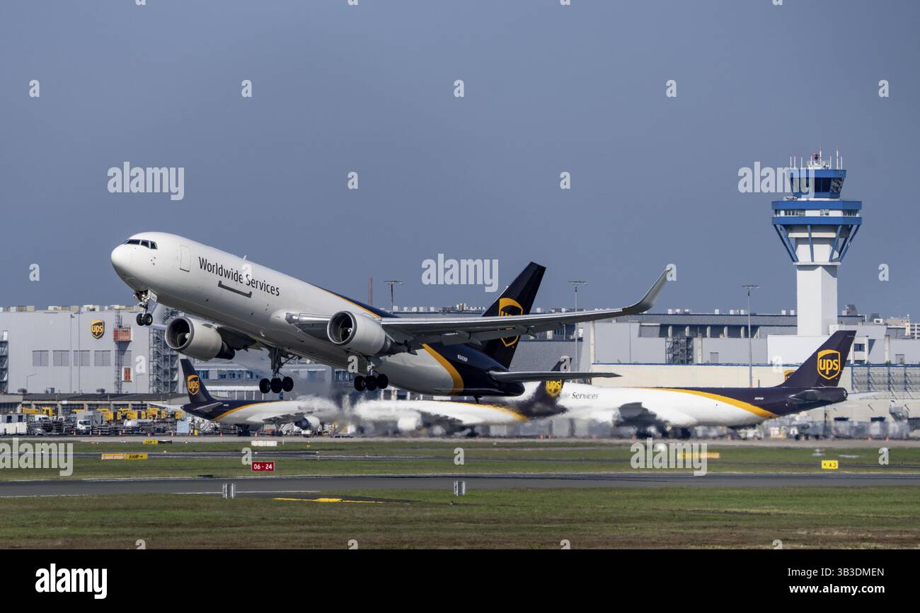 Avion cargo, UPS, Boeing 767-34AF, au décollage, Air Cargo Centre, aéroport de Cologne-Bonn, CGN, Rhénanie du Nord-Westphalie, Allemagne contrôle du trafic aérien vers Banque D'Images