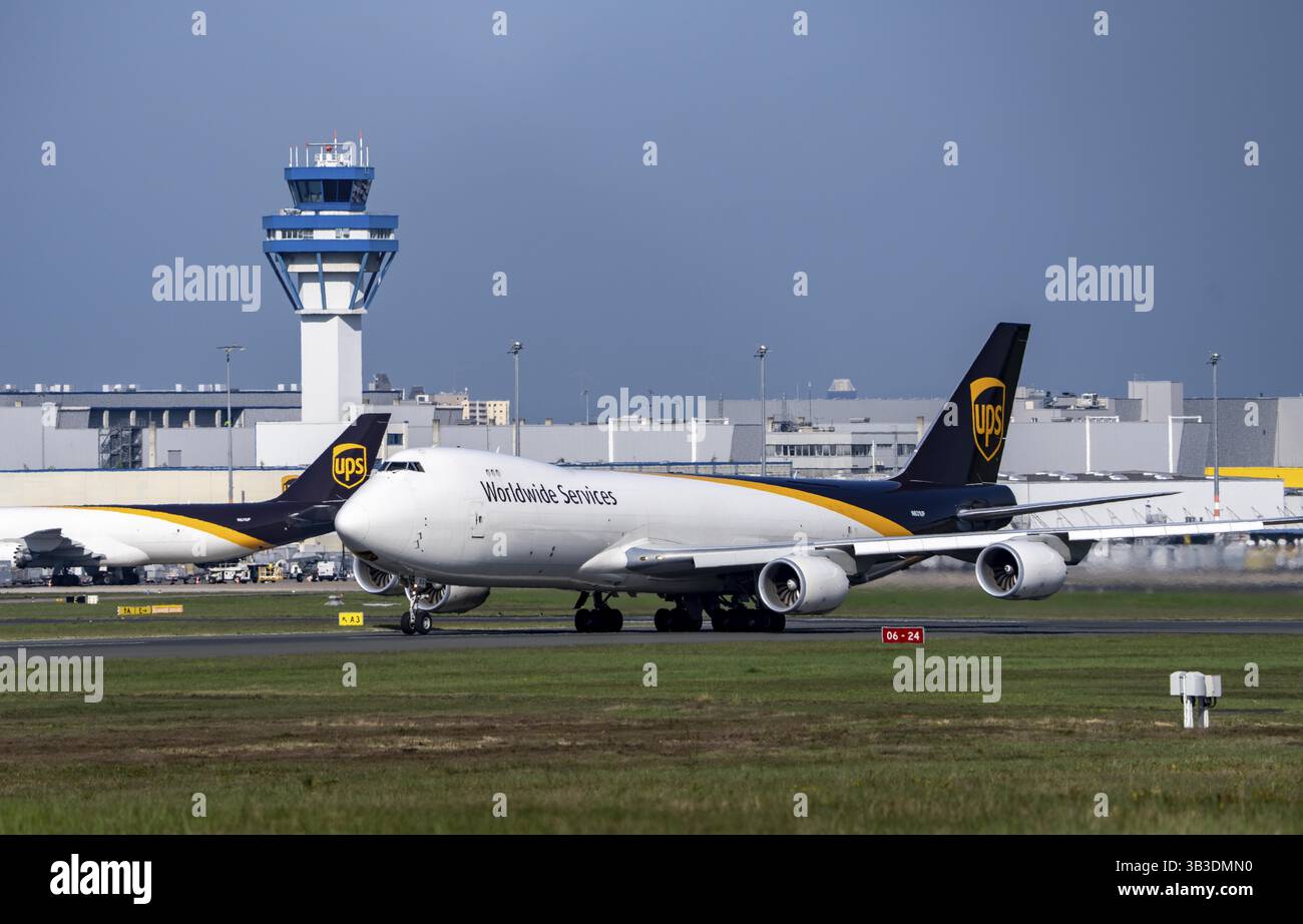 Avion cargo, UPS, Boeing 747-8F, sur le chemin du décollage, Air Cargo Centre, Aéroport de Cologne-Bonn, CGN, Rhénanie du Nord-Westphalie, Allemagne trafic aérien C Banque D'Images