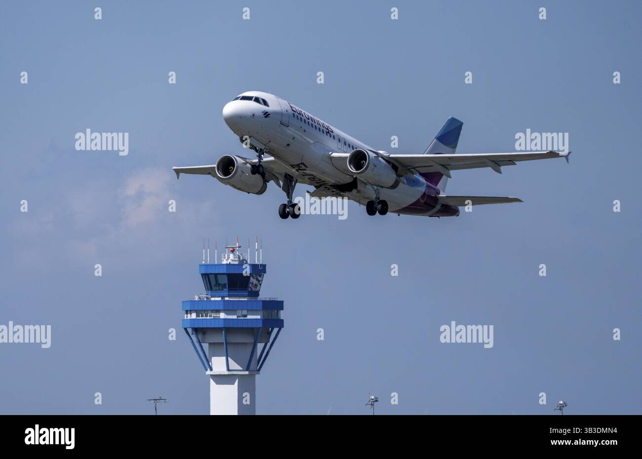 Eurowings Airbus décollage à l'aéroport de Cologne-Bonn, CGN, Rhénanie du Nord-Westphalie, Allemagne Tour de contrôle aérien Banque D'Images