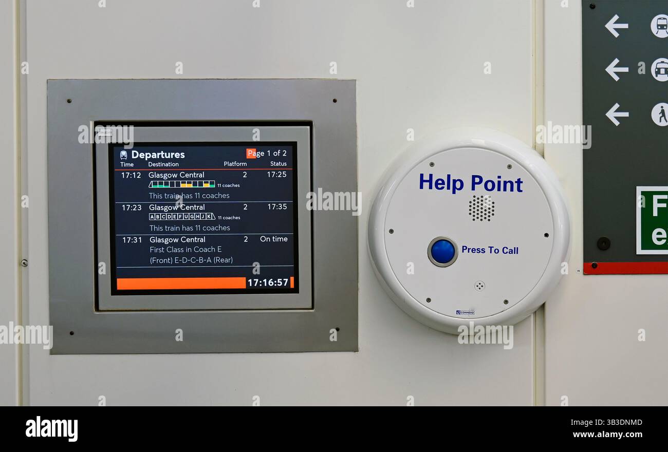 Écran de formation de l'annonceur et recommandation du point d'assistance pour les appels d'urgence. Oxenholme Rail Station, West Coast main Line, Cumbria, Angleterre, Royaume-Uni. Banque D'Images