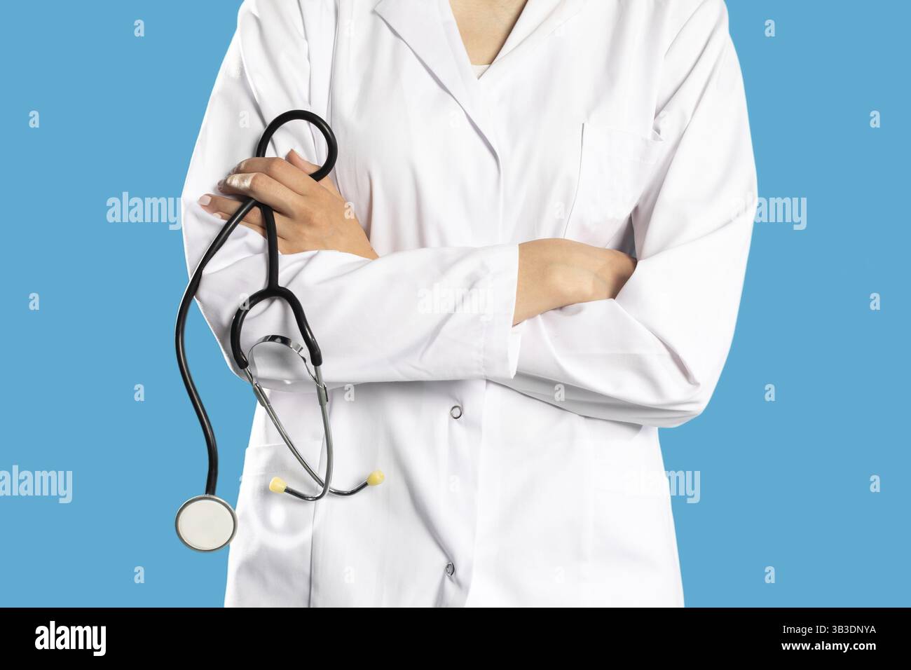 Lady Doctor avec les bras pliés et un stéthoscope autour de son cou Banque D'Images