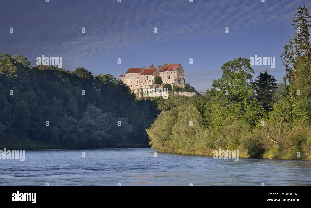 Château de Burghausen tours sur la rivière Salzach dans la lumière du soir, Burghausen, haute-Bavière, Bavière, Allemagne, Europe Banque D'Images