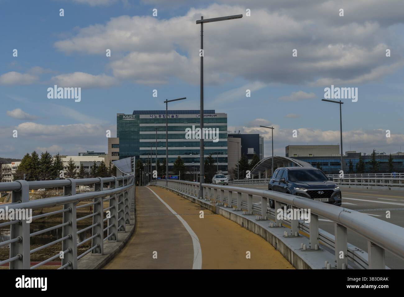 Daejeon, Corée du Sud, 30 janvier 2020 : trafic sur le pont KAIST avec bâtiment KAIST en arrière-plan sous ciel nuageux. Réservé à un usage éditorial, Asie Banque D'Images