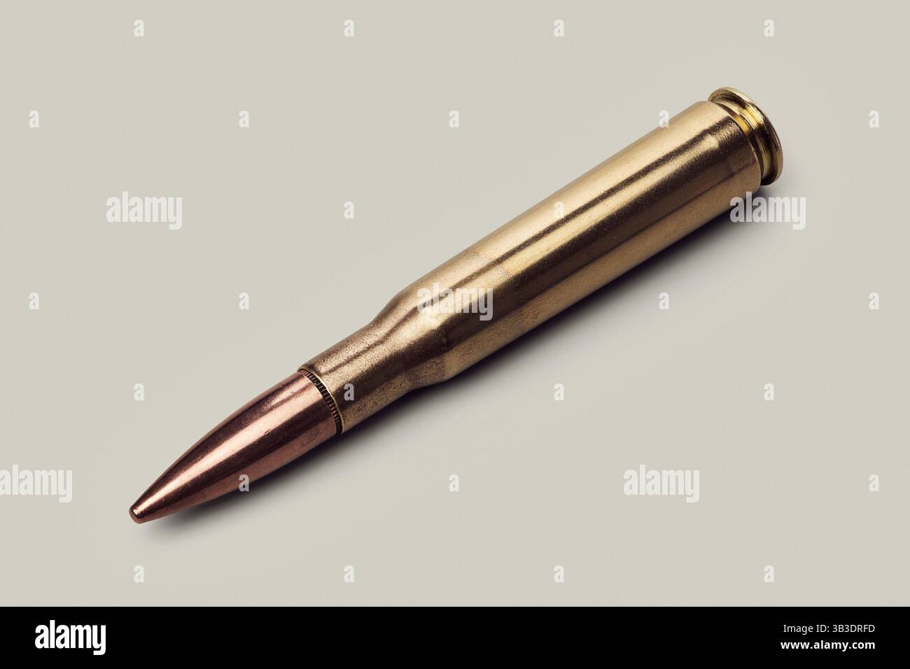 Plan studio de .50 BMG balle sur fond blanc Banque D'Images