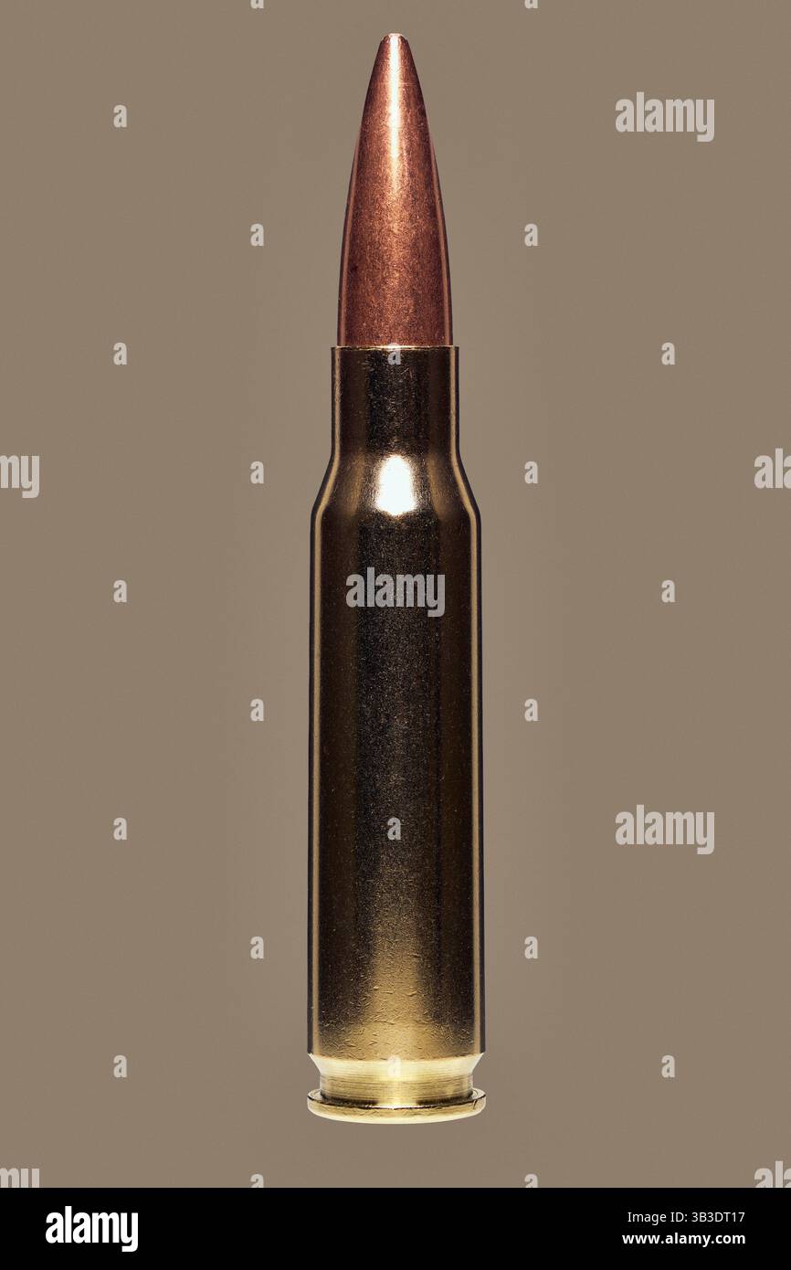 Gros plan studio a tourné .308 Winchester 7,62 balle sur fond marron Banque D'Images