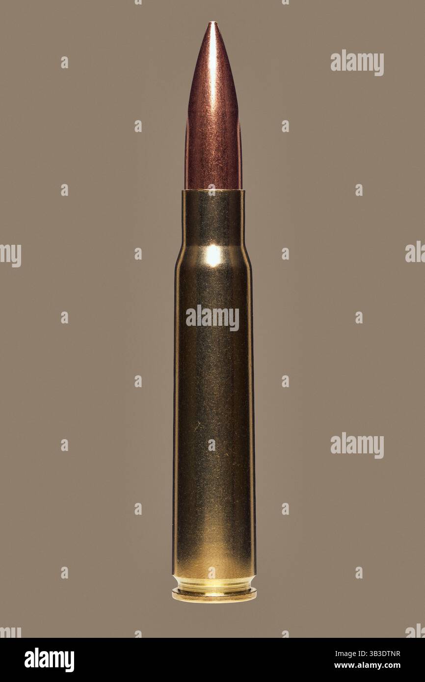 Gros plan studio shot 8 x 57 cartouche de balle sur fond marron Banque D'Images
