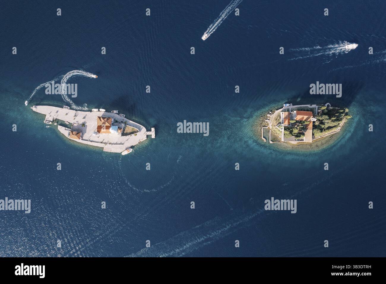 Des bateaux naviguent autour des îles de Gospa od Skrpjela et de produits George. Monténégro. Drone. Banque D'Images