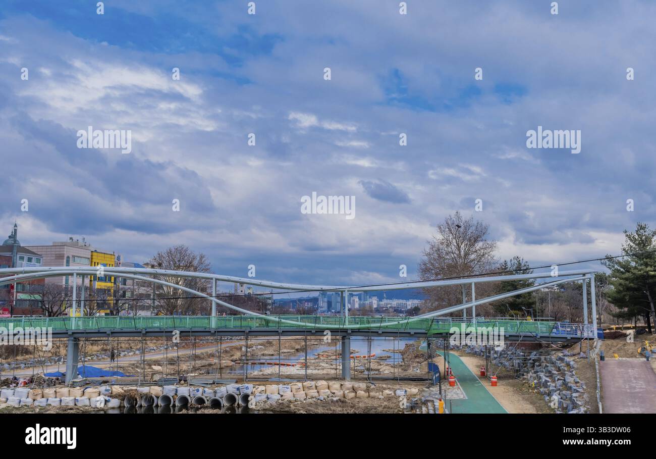 Daejeon, Corée du Sud, 28 janvier 2020 : construction d'un nouveau pont sur la rivière à Yuseong-gu le matin d'hiver près du parc Yurim. Pour usage éditorial uniquement Banque D'Images