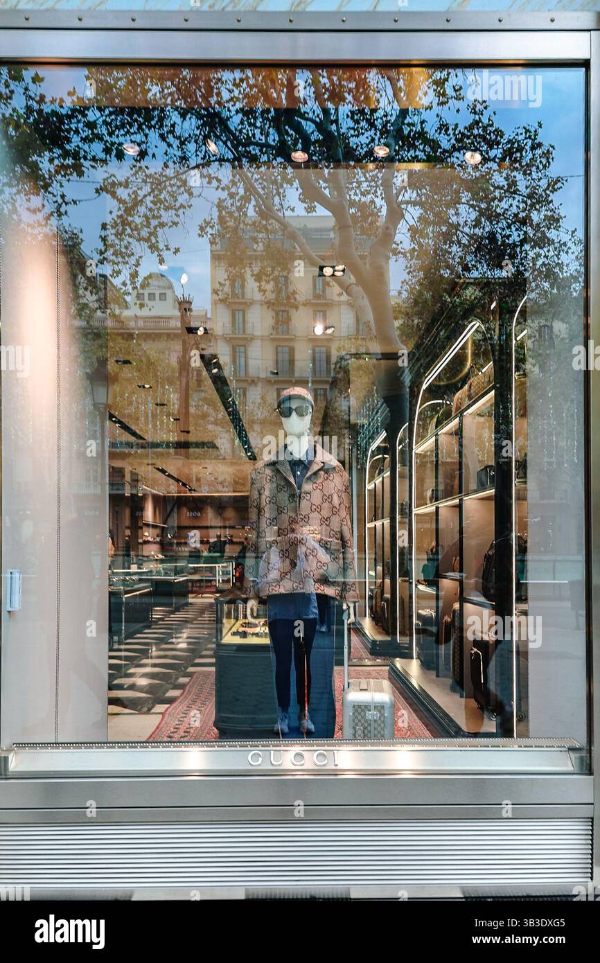 Barcelone, Espagne - 1er décembre 2023 : vitrine du magasin de mode Gucci, décorée dans le style de Noël avec des lumières dorées vives. Boutique à Barcelone, Espagne Banque D'Images