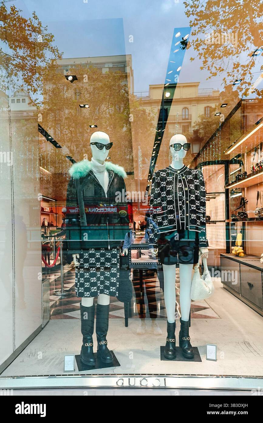 Barcelone, Espagne - 1er décembre 2023 : vitrine du magasin de mode Gucci, décorée dans le style de Noël avec des lumières dorées vives. Boutique à Barcelone, Espagne Banque D'Images