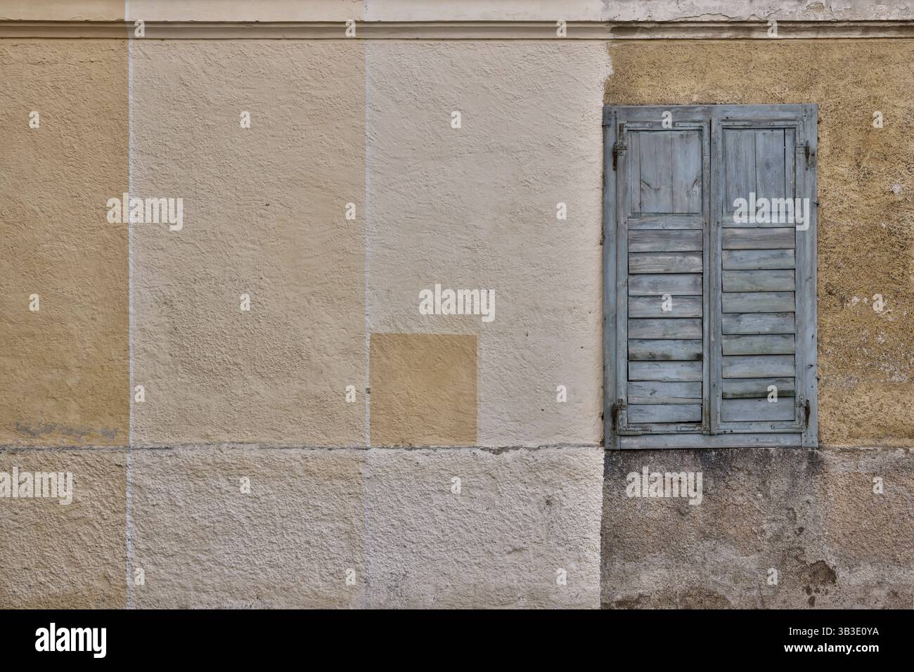 Échantillon de couleur à côté d’une fenêtre avec volets fermés, sur la façade d’un bâtiment historique, conception de façade, protection de monument, rénovation de bâtiment, Banque D'Images