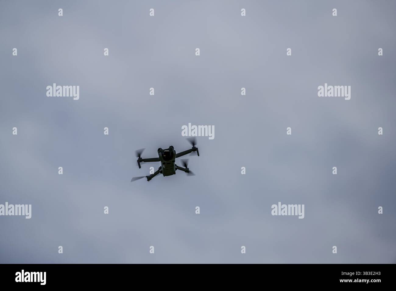 Silhouette d'un drone photo volant contre un ciel nuageux, Rossberg, Miltach, Haut-Palatinat Banque D'Images