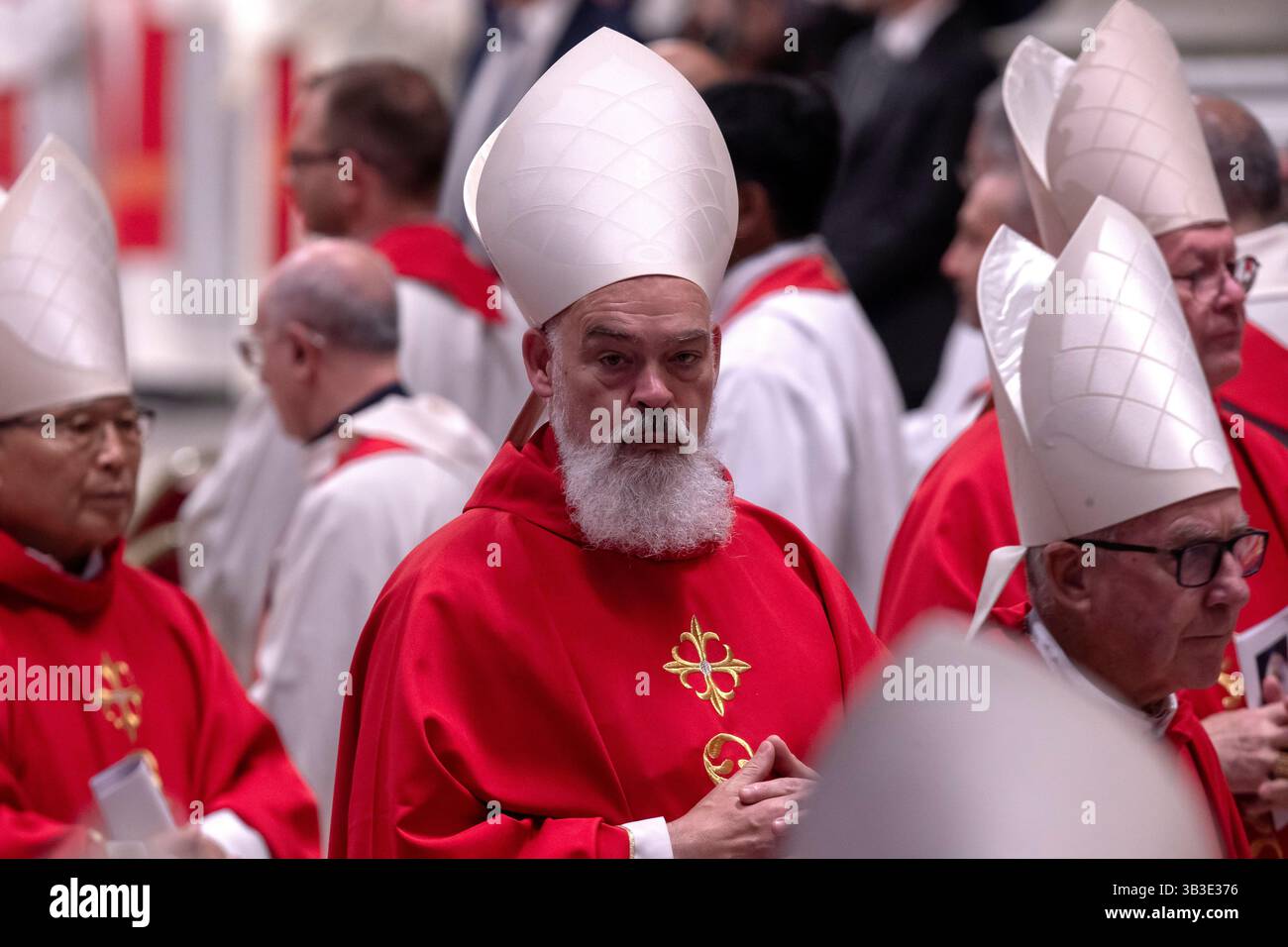 Cité du Vatican, Vatican, 28 avril 2025. Le cardinal Dominique Joseph Mathieu assiste à une messe le troisième des neuf jours de deuil (Novendiali) pour feu le pape François, en présence de la basilique Pierre au Vatican. Maria Grazia Picciarella/Alamy Live News Banque D'Images