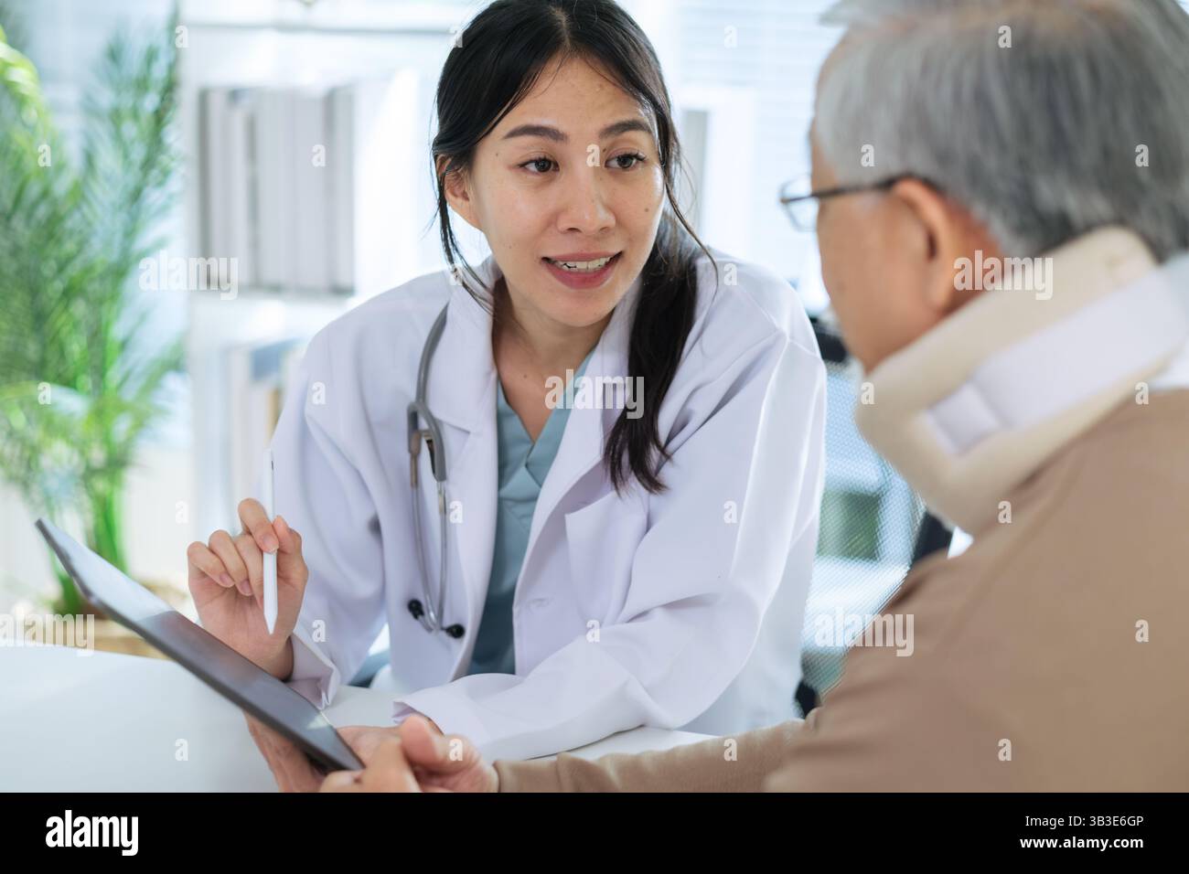 Médecin examinant une lésion cervicale d'un patient senior lors d'une visite clinique Banque D'Images