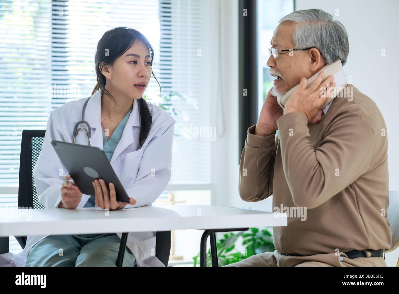 Médecin examinant une lésion cervicale d'un patient senior lors d'une visite clinique Banque D'Images