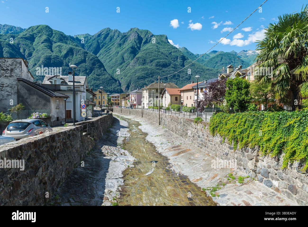 Valle Ossola et Premosello ville, parmi les montagnes, la région du Piémont, le nord de l'Italie Banque D'Images