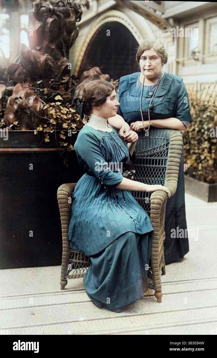 Helen Keller & amp ; MRS Macy, 1913. Montre Helen Keller (1880-1968) avec son professeur Anne Sullivan Macy (1866-1936) possiblement à l'International Flower Show, New York City, avril 1913. (Impression colorée en noir et blanc). Banque D'Images