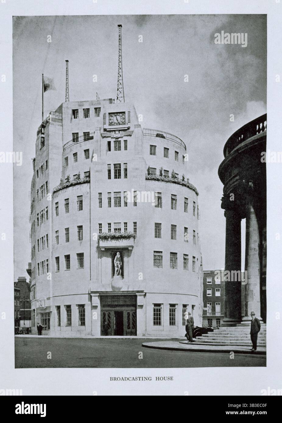 BBC Broadcasting House, Londres, années 1930 Broadcasting House, situé juste au nord d'Oxford Street, a été conçu par G Val Myer et ouvert en 1932. Il comprenait 22 studios, dont une salle de concert, une salle de débats publics et des studios spéciaux pour les services religieux, la musique de danse, la musique militaire et les programmes de vaudeville. Banque D'Images