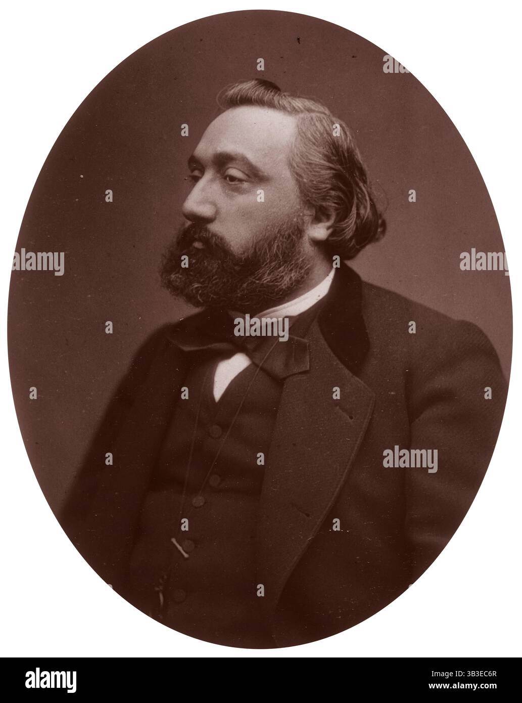 Leon Gambetta, homme d'État français, 1882. Un homme politique républicain, Gambetta (1838-1882), était un adversaire du second Empire français. En 1870, il proclame la troisième République après la capture de Napoléon III par les Prussiens après la bataille de Sedan. Gambetta lui-même s'est échappé de Paris dans une montgolfière lorsque la ville a été assiégée par les Prussiens, ralliant le soutien à la résistance aux envahisseurs dans les provinces. Il a été influent en tant que véritable chef des républicains en politique dans la première décennie de la troisième République, mais n'a pas occupé réellement le poste jusqu'à un bref et infructueux Banque D'Images