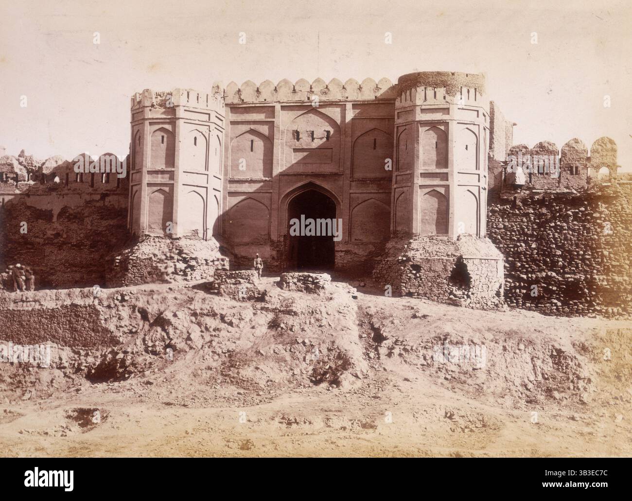 Porte Bala Hissar, menant à la ville de Kaboul, Afghanistan, c1879. C'était la résidence du souverain de Kaboul et de sa cour. Il a été détruit sur ordre du général britannique Roberts en 1878-1879, pendant la seconde guerre afghane, et a finalement été reconstruit à une date ultérieure. Le lieutenant Walter Hamilton a fait sa dernière intervention ici, en tant que commandant d'un détachement militaire du corps des guides, pour le résident britannique de Kaboul, Sir Louis Cavagnari. Le 3 septembre 1879, les membres de la résidence ont été attaqués par des milliers d'Afghans. Hamilton et la grande majorité des défenseurs ont été tués. Le BT Banque D'Images