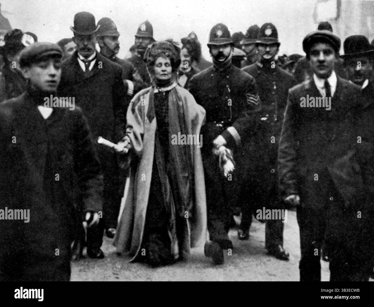 Arrestation d'Emmeline Pankhurst, Londres, 13 février 1908. Emmeline Pankhurst, militante pour le suffrage, a été accusée d'obstruction à un policier alors qu'elle était députée à la Chambre des communes. Le lendemain, elle a reçu une peine de six semaines à la prison de Holloway. La députation aux communes fait suite à une réunion à Caxton Hall, où les suffragettes apprennent qu'aucune mention du suffrage féminin ne doit être faite dans le discours du roi [c'est-à-dire d'Édouard VII]. MRS Pankhurst peut être vu ici portant un rouleau de papier sur lequel a été écrite la résolution de la réunion. Elle boitait également, à la suite d'une blessure soutenue Banque D'Images