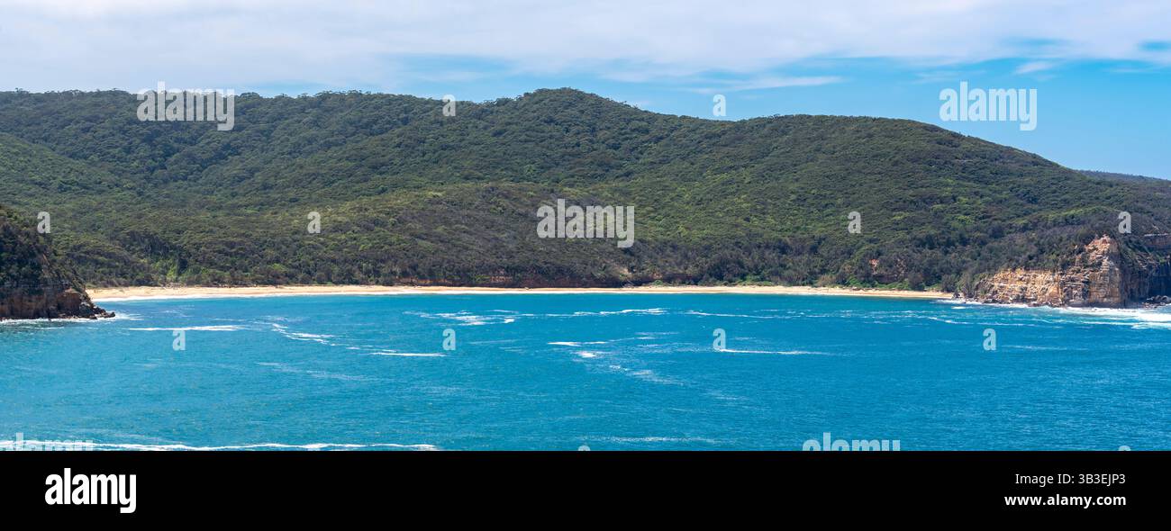 Une image panoramique de la plage de Maitland Bay dans le parc national de Bouddi sur la côte centrale de la Nouvelle-Galles du Sud, Australie Banque D'Images
