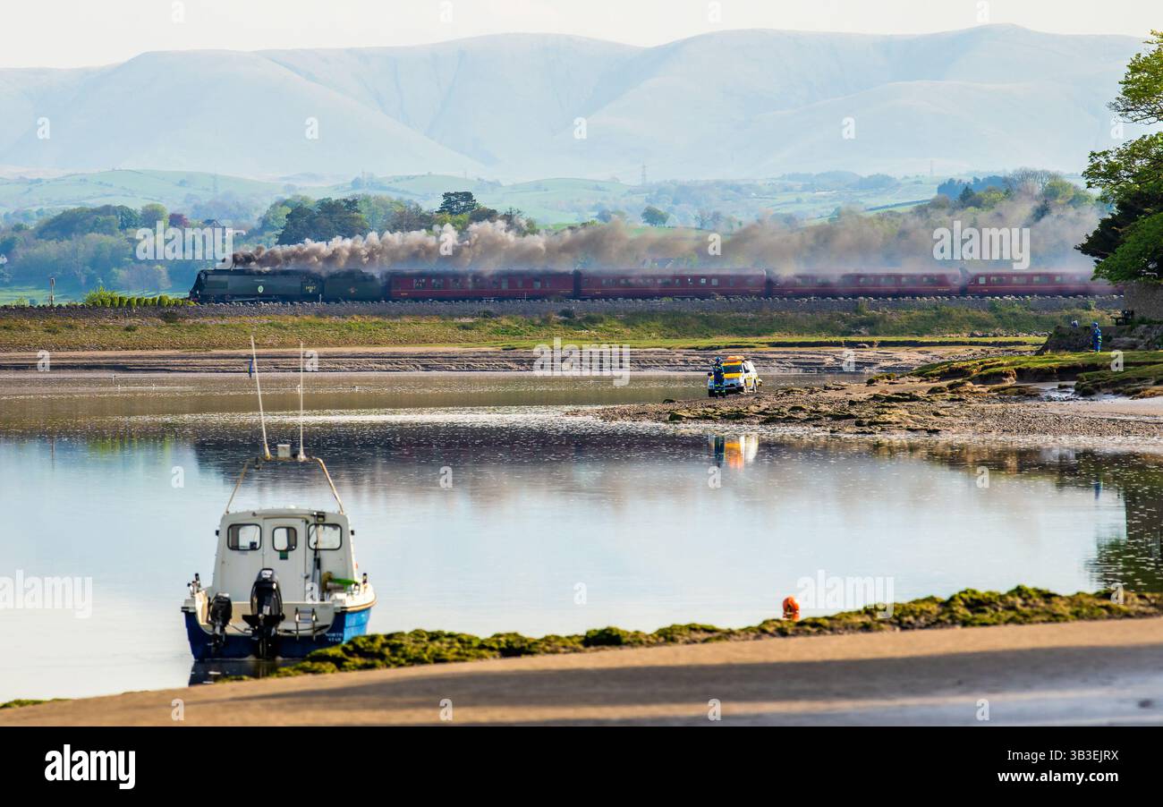 Arnside, Cumbria, Royaume-Uni. 29 avril 2025. La machine à vapeur Tangmere de 34067 traversant le viaduc à Arnside, Cumbria par un beau matin d'avril. Sa fabrication a été achevée à l'usine de Brighton de Southern Railway en septembre 1947. Crédit : John Eveson/Alamy Live News Banque D'Images