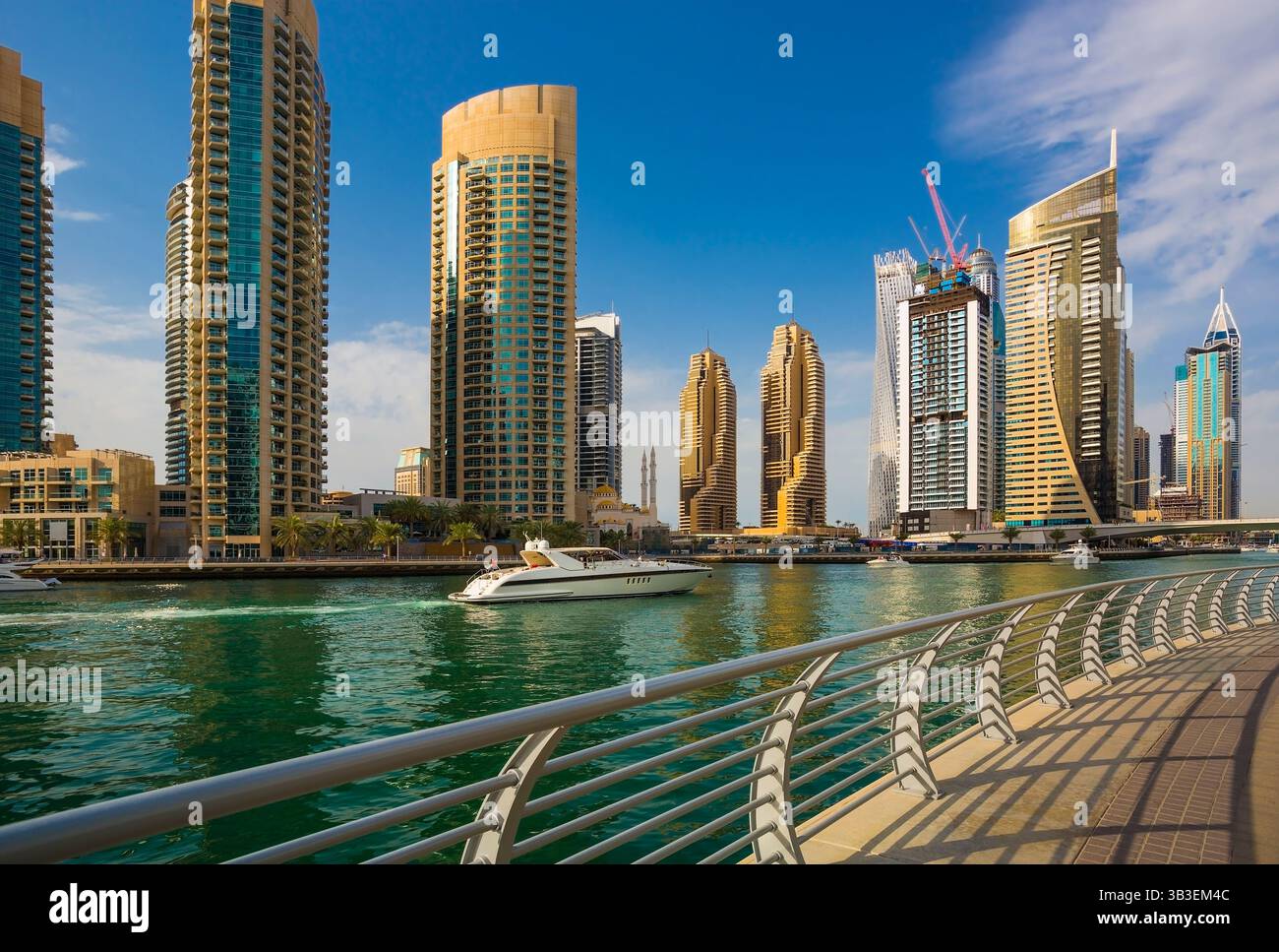 Vue sur les gratte-ciel et la promenade de luxe Dubai Marina, Dubaï, Émirats arabes Unis Banque D'Images