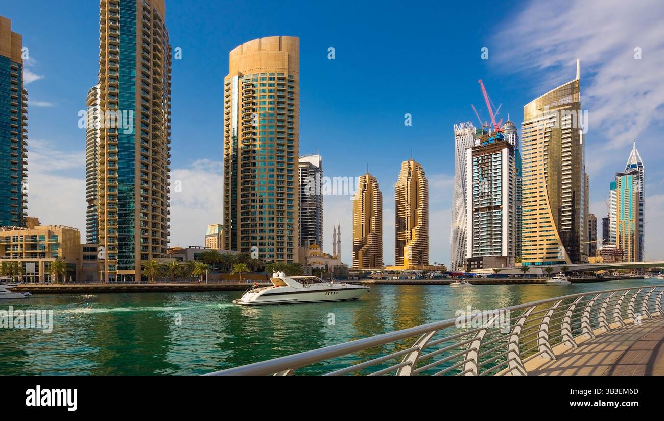 Vue sur les gratte-ciel et la promenade de luxe Dubai Marina, Dubaï, Émirats arabes Unis Banque D'Images