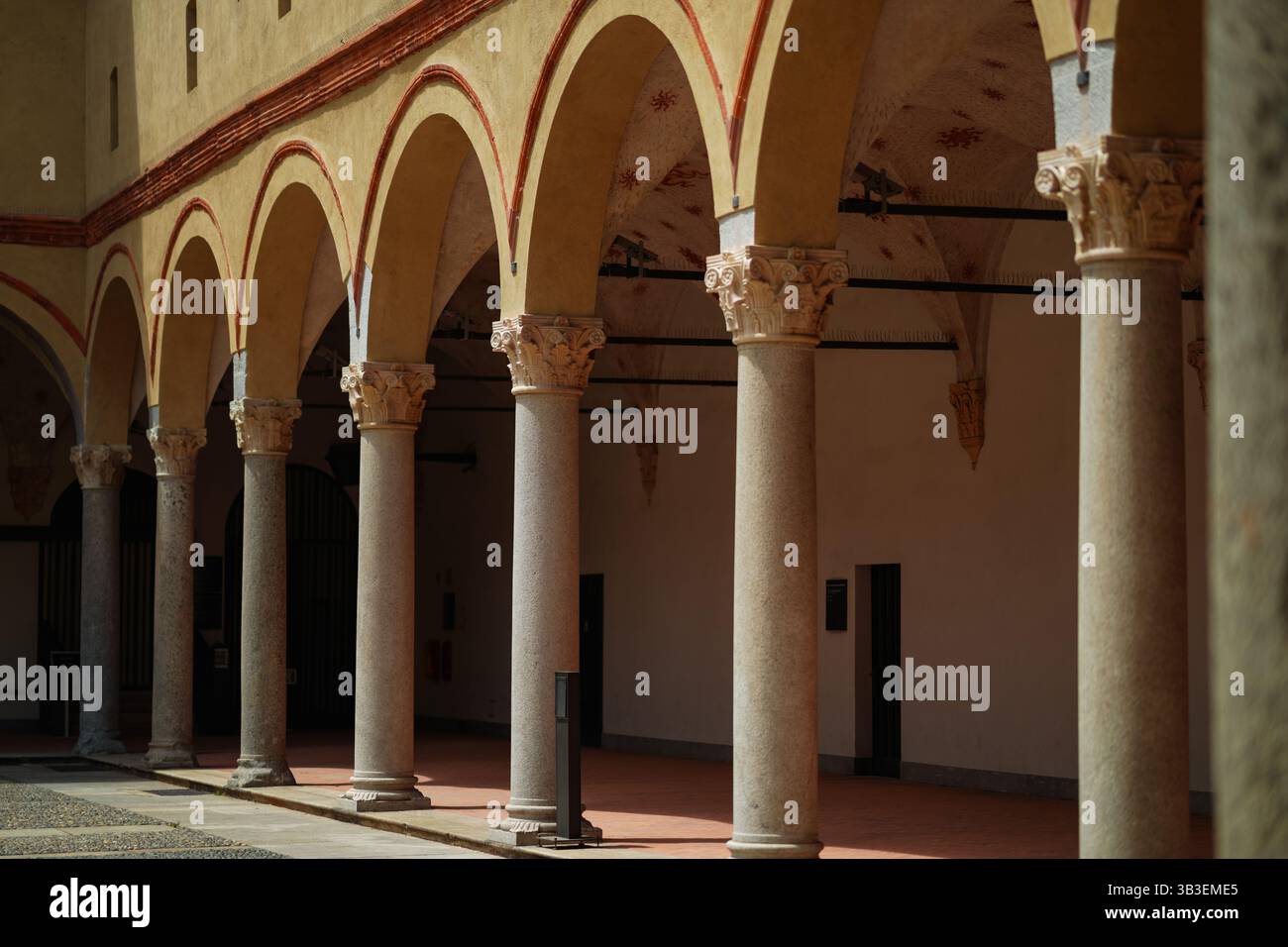 Milan, Italie - 01.07.2024 : colonnes de pierre historiques dans le couloir voûté du Castello Sforzesco Banque D'Images