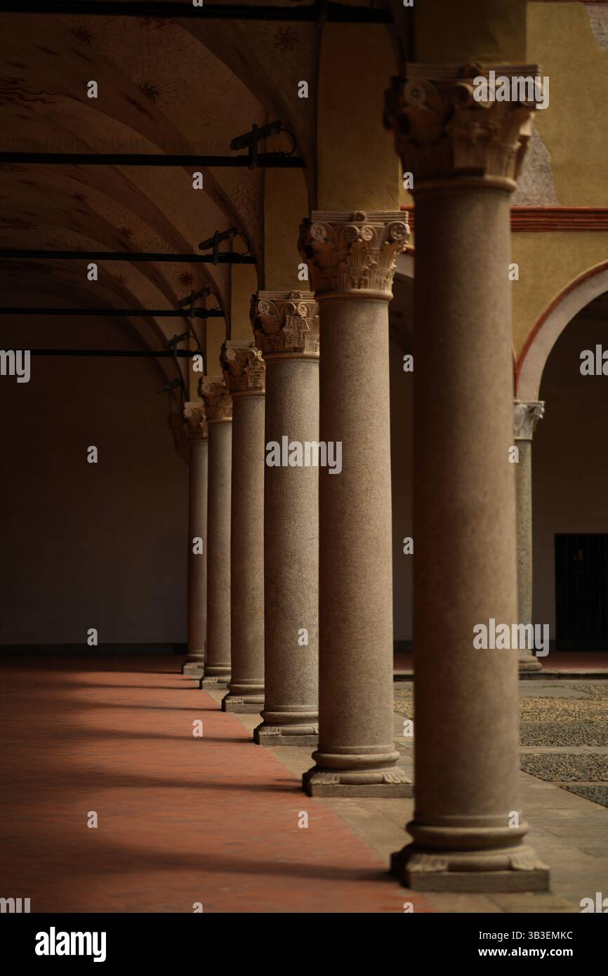Milan, Italie - 01.07.2024 : colonnes de pierre historiques dans le couloir voûté du Castello Sforzesco Banque D'Images