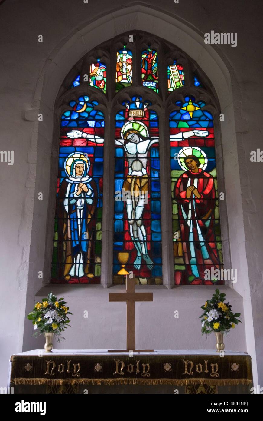 Artiste irlandaise Evie Hone, vitrail de la crucifixion vue dans l'église St Mary the Virgin Downe, Kent Angleterre des années 2014 2010 Royaume-Uni HOMER SYKES Banque D'Images