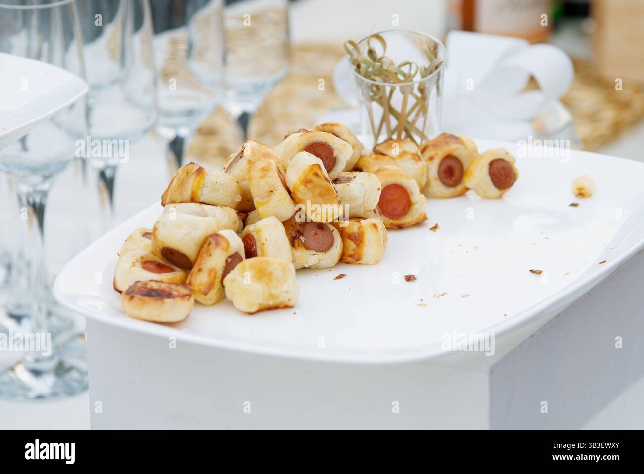 Rouleaux de saucisse dorés dans une pâte feuilletée — hors-d'œuvre croustillants et salés idéaux pour les fêtes, les buffets ou les collations décontractées. Banque D'Images