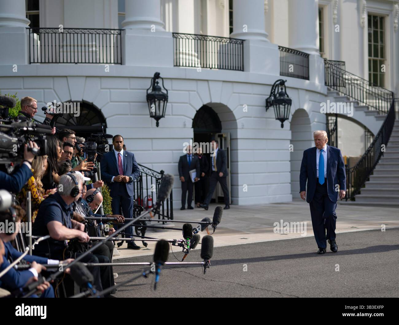 WASHINGTON DC, États-Unis - 25 avril 2025 - le président américain Donald Trump s'adresse à la presse avant d'embarquer sur Marine One sur la pelouse sud de la Maison Blanche, Wa Banque D'Images