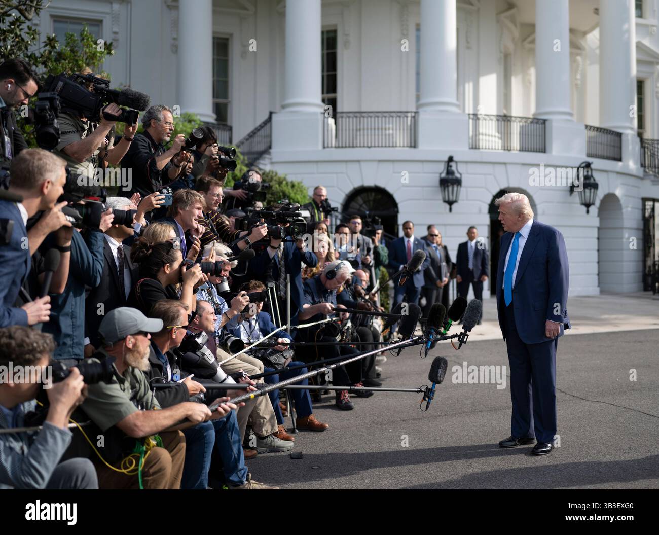 WASHINGTON DC, États-Unis - 25 avril 2025 - le président américain Donald Trump s'adresse à la presse avant d'embarquer sur Marine One sur la pelouse sud de la Maison Blanche, Wa Banque D'Images